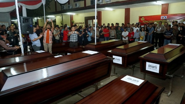 Keluarga menerima jenazah korban pesawat Lion Air yang sudah teridetifikasi di RS Polri Kramat Jati, Jakarta, Selasa (5/11). (Foto: Fanny Kusumawardhani/kumparan)