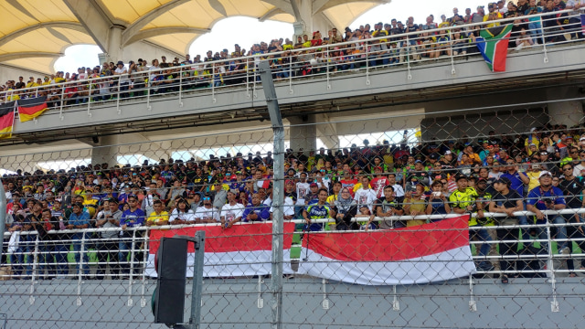 Bendera Indonesia terbentang di Sirkuit Sepang saat balapan MotoGP Malaysia 2018. Foto: Anju Christian P. Silaban/kumparan