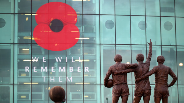 Tanda Remembrance Poppy di Old Trafford. (Foto: Clive Rose/Getty Images)