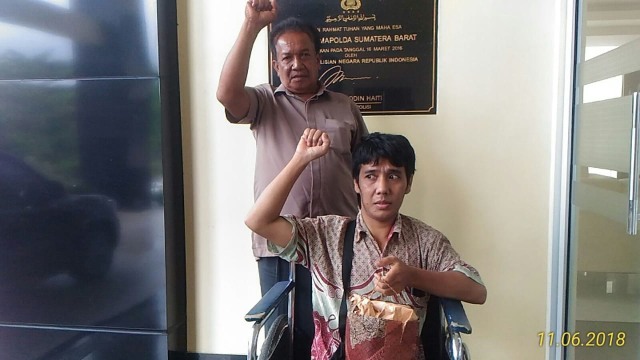 Iwan (batik cokelat) korban penembakan polisi mendapatkan uang pembayaran sesuai perintah pengadilan. (Foto: Dok. PBHI Sumbar)