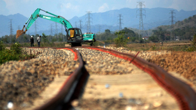 Pekerja beraktivitas di lokasi pengerjaan proyek rel kereta api. Foto: ANTARA FOTO/Abriawan Abhe