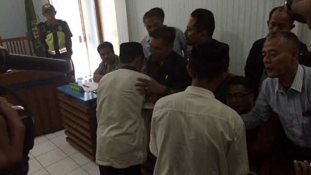 Lima terdakwa kasus pengeroyokan pendukung Persija Jakarta Haringga Sirla menjalani sidang putusan di Pengadilan Negeri Bandung, Selasa (6/10). (Foto: Iqbal Tawakal/kumparan)