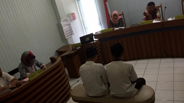 Lima terdakwa kasus pengeroyokan pendukung Persija Jakarta Haringga Sirla menjalani sidang putusan di Pengadilan Negeri Bandung, Selasa (6/10). (Foto: Iqbal Tawakal/kumparan)
