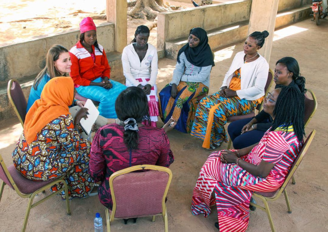 Melinda Gates bersama dengan perempuan-perempuan di Burkina Faso. (Foto: IG: @melindafrenchgates)