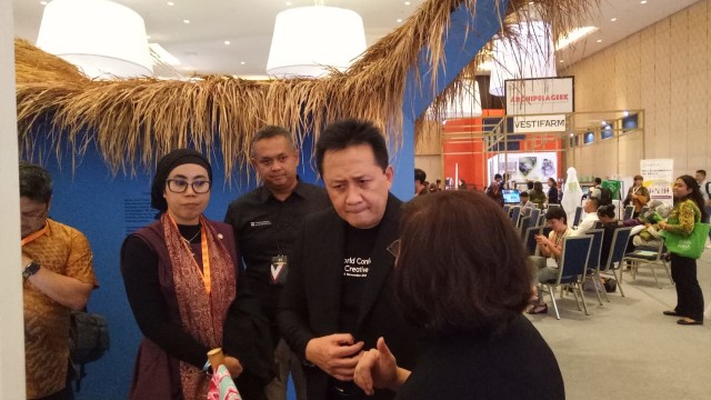 Kepala Badan Ekonomi Kreatif (Bekraf) Triawan Munaf mengunjungi stan pelaku industri kreatif di Creativillage ajang WCEE, Bali. (Foto: Marcia Audita/kumparan)