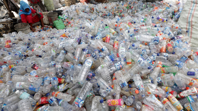 Pekerja memilah sampah plastik yang dapat didaur ulang di tempat penampungan. (Foto: ANTARA FOTO/Irwansyah Putra)