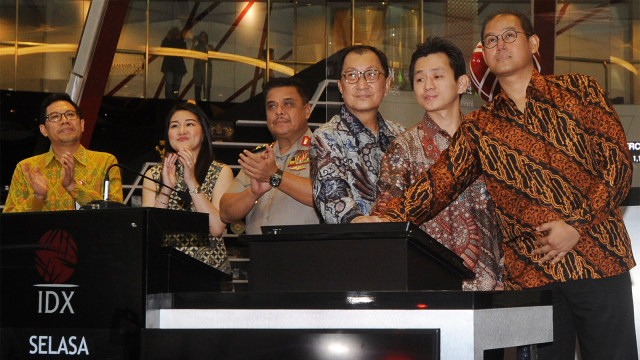 Direktur Utama PT Shield-On Service Tbk Herman Julianto (ketiga kanan), pada pencatatan saham PT Shield-On Service Tbk, di gedung Bursa Efek Indonesia. (Foto: ANTARA FOTO/Audy Alwi)