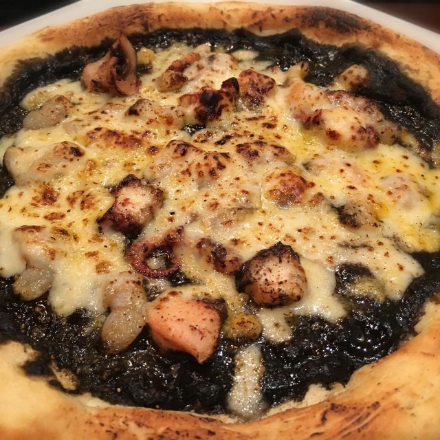 Pizza tinta cumi (Foto: Instagram/ bar_bebop)