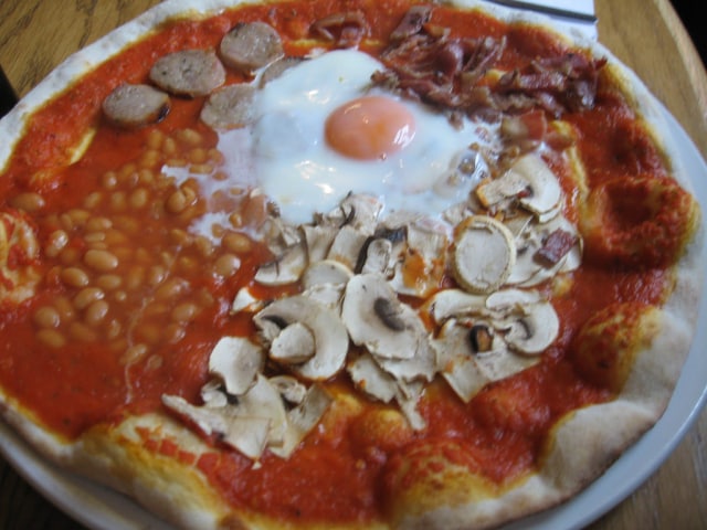 Pizza full English breakfast (Foto: flickr/ clkao)