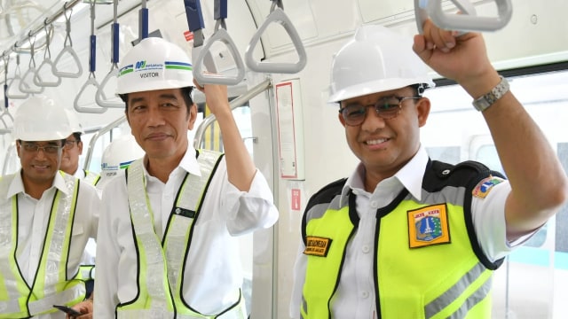 Jokowi dan Anies Baswedan tinjau Depo MRT di Lebak Bulus, Jakarta, Selasa (6/11/2018). (Foto: Dok. Biro Pers Setpres)