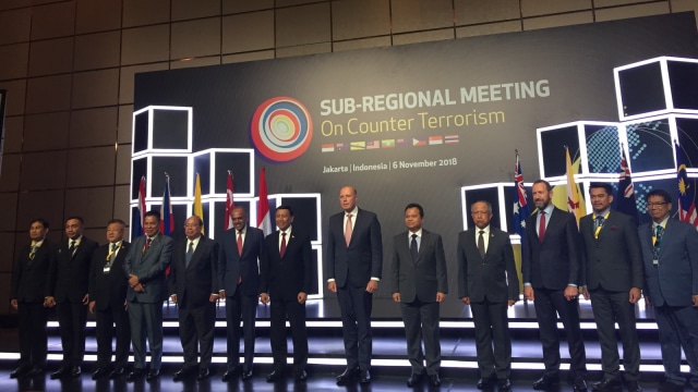Foto bersama pertemuan Sub Regional Meeting on Counter Terrorism (SRM on CT) di Hotel Fairmont, Senayan, Jakarta Pusat, Selasa (6/11/2018). (Foto: Darin Atiandina/kumparan)