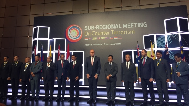 Foto bersama pertemuan Sub Regional Meeting on Counter Terrorism (SRM on CT) di Hotel Fairmont, Senayan, Jakarta Pusat, Selasa (6/11/2018). (Foto: Darin Atiandina/kumparan)