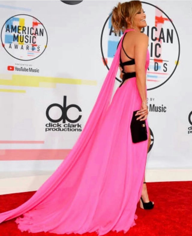 Jennifer Lopez saat menghadiri American Music Awards (AMA) 2018. (Foto: Instagram @jlo.)