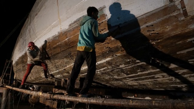 Revitalisasi kapal nelayan di muara angke. (Foto: Jamal Ramadhan/kumparan)