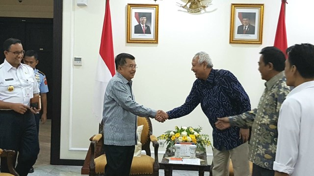 Wakil presiden, Jusuf Kalla (tengah), bersalaman dengan Embi C Noer di Kantor Wapres. (Foto: Kevin Kurnianto/kumparan)
