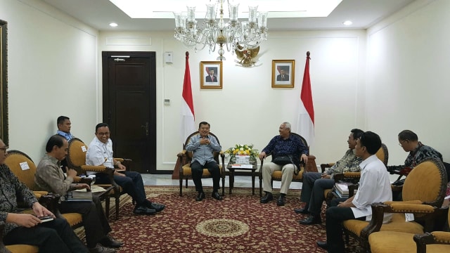 Wakil presiden, Jusuf Kalla (tengah), berbincang dengan Gubernur Anies, dan Embi C Noer di Kantor Wapres. (Foto: Kevin Kurnianto/kumparan)