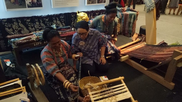 Menteri Luar Negeri Retno L. Marsudi mengunjungi Creativillage dalam forum World Conference on Creative Economy (WCCE) di Bali Nusa Dua Convention Center, Selasa (6/11).  (Foto: Marcia Audita/kumparan)