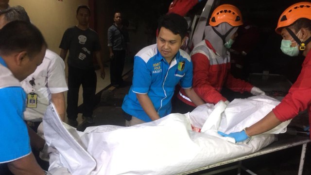 Kantong Jenazah korban Lion Air tiba di RS Polri. (Foto: Raga Imam/kumparan)