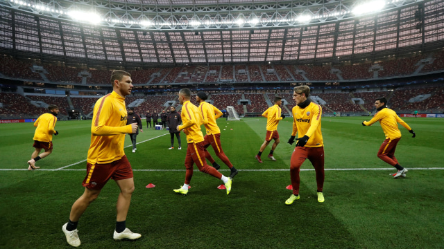 Edin Dzeko dan para pemain AS Roma berlatih jelang laga melawan CSKA Moskwa. (Foto: REUTERS/Sergei Karpukhin)