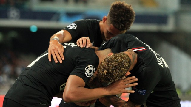 Pemain-pemain PSG merayakan gol Bernat ke gawang Napoli. (Foto: Carlo Hermann / AFP)