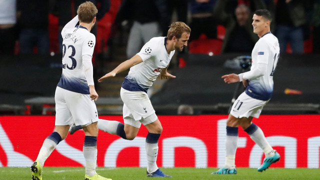 Kane merayakan gol kedua Spurs di laga vs PSV. (Foto: Reuters/Matthew Childs)