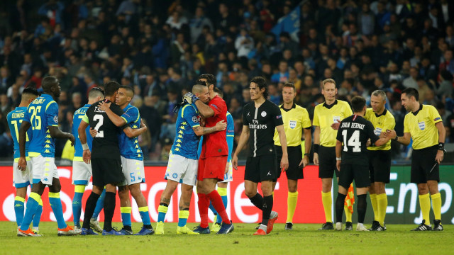 Pemain PSG dan Napoli berbagi apresiasi usai laga. (Foto:  REUTERS/Ciro De Luca)