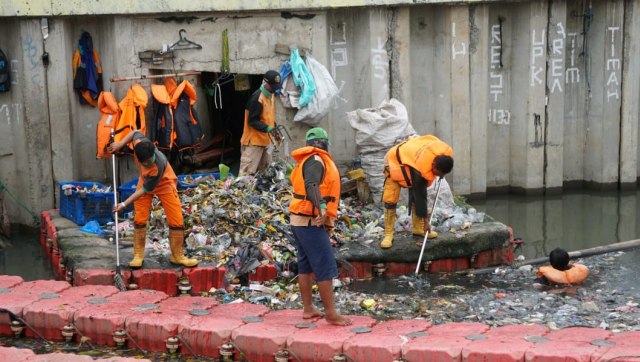 Pasukan Oranye Bersihkan Sampah di Kali Sentiong. (Foto: Helmi Afandi/kumparan)