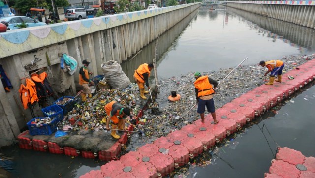Pasukan Oranye Bersihkan Sampah di Kali Sentiong. (Foto: Helmi Afandi/kumparan)