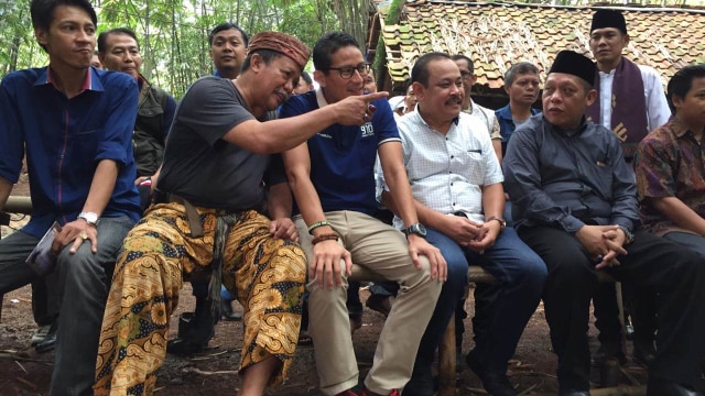 Cawapres Sandiaga Uno (tengah) ngopi (ngobrol pintar) bersama Babeh Idin dan nara sumber lainnya, di Hutan Kota Sangga Buana, Cilandak, Jakarta Selatan, Rabu (7/11). (Foto: Ricad Saka/kumparan)