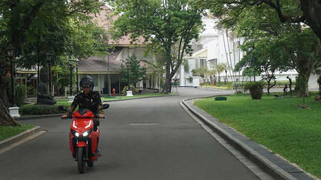 Jokowi Jajal Motor Listrik Gesits di Kompleks Istana Merdeka. (Foto: Yudhistira Amran Saleh/kumparan)