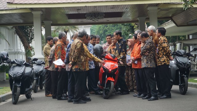 Jokowi Jajal Motor Listrik Gesits di Kompleks Istana Merdeka. (Foto: Yudhistira Amran Saleh/kumparan)