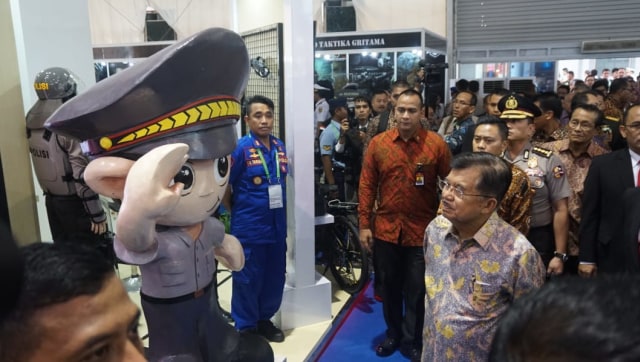 Saat Wapres Jusuf Kalla melihat pameran Indodefence Expo & Forum 2018 di JI-Expo Kemayoran, Jakarta, Rabu (7/11). (Foto: Nugroho Sejati/kumparan)