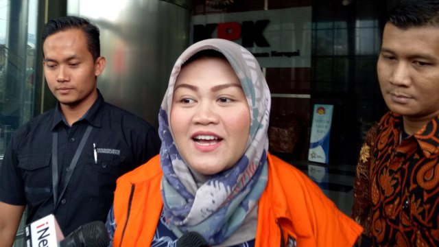 Bupati bekasi nonaktif, Neneng Hassanah Yasin usai diperiksa penyidik KPK, Rabu (7/11/2018). Foto:  Aprilandika Pratama/kumparan