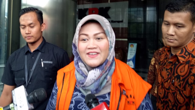Bupati bekasi nonaktif, Neneng Hassanah Yasin usai diperiksa penyidik KPK, Rabu (7/11/2018). (Foto:  Aprilandika Pratama/kumparan)
