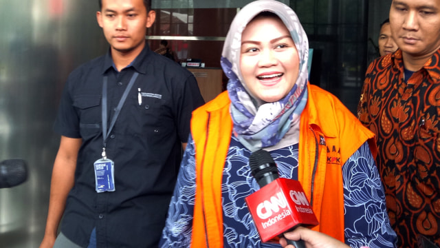 Bupati bekasi nonaktif, Neneng Hassanah Yasin usai diperiksa penyidik KPK, Rabu (7/11/2018). (Foto:  Aprilandika Pratama/kumparan)