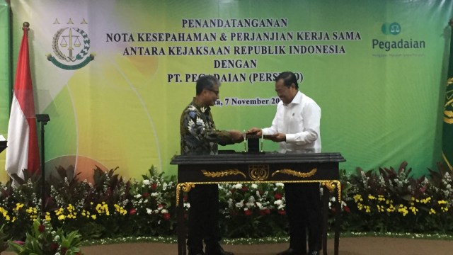 Penandatanganan Nota Kesepahaman yang dilakukan oleh Jaksa Agung Republik Indonesia H. M. Prasetyo dan Direktur Utama PT Pegadaian (Persero) Sunarso. (Foto: Selfy Sandra Momongan/kumparan)