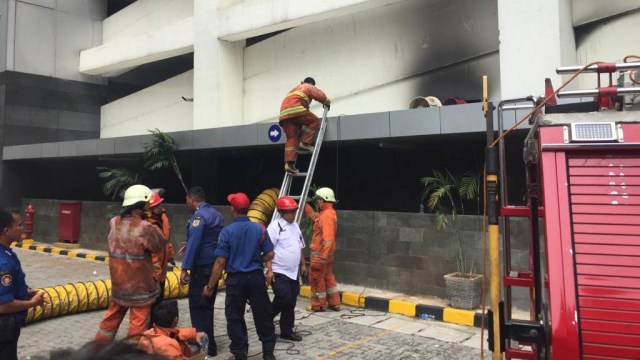 Petugas melakukan pendinginan di Kementerian Pemberdayaan perempuan dan anak. (Foto: Rafiq/kumparan)