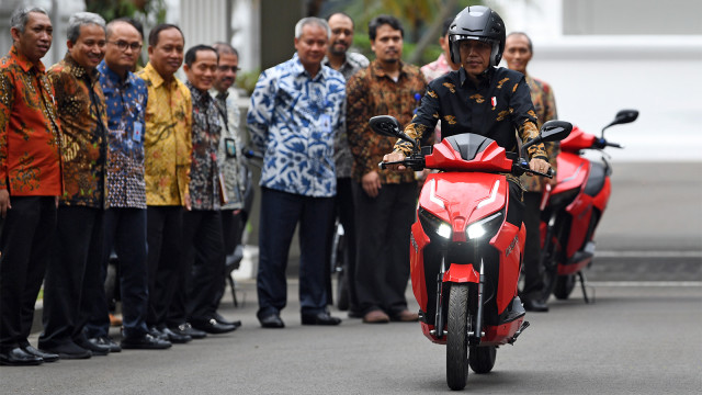 Presiden Joko Widodo menjajal motor listrik buatan dalam negeri Gesits seusai melakukan audiensi dengan pihak-pihak yang terlibat proses produksi. Foto: ANTARA FOTO/Wahyu Putro A
