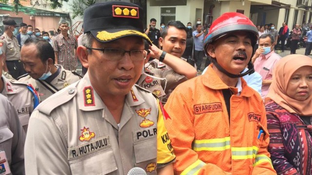 Kapolres Jakarta Pusat Kombes Pol Roma Hutajulu (kiri) dan Kasi Ops Damkar Jakarta Pusat Syafruddin 
(kanan) di Lokasi Kebakaran. (Foto: Rafiq/kumparan)