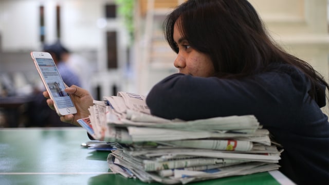 Warga membaca media online. Foto: aditia noviansyah/kumparan