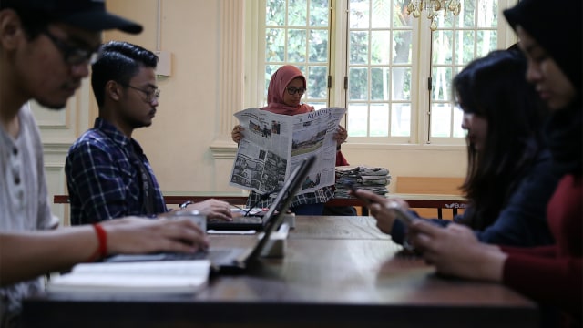 Sejumlah warga memilih membaca media cetak dan media online. (Foto: aditia noviansyah/kumparan)