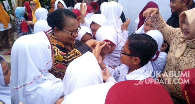 Siswa SD Dihukum Merokok oleh Guru di Sukabumi, Menteri Yohana: Itu Bukan Guru Namanya
