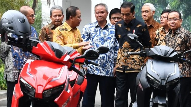 Jokowi jajal motor listrik Gesits di Kompleks Istana Merdeka. (Foto: Dok. Biro Pers Setpres)