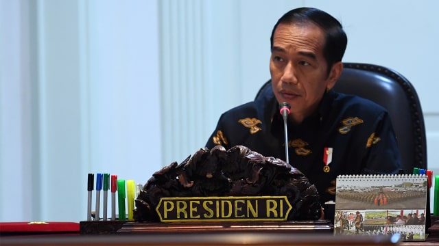Presiden Joko Widodo memimpin rapat terbatas di Kantor Presiden. (Foto: ANTARA FOTO/Wahyu Putro A)
