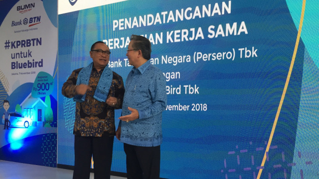 Perjanjian Kerja Sama (PKS) yang ditandatangani oleh Direktur Utama PT Bluebird Tbk Purnomo Prawiro dan Direktur Utama Bank BTN Maryono. (Foto: Selfy Sandra Momongan/kumparan)