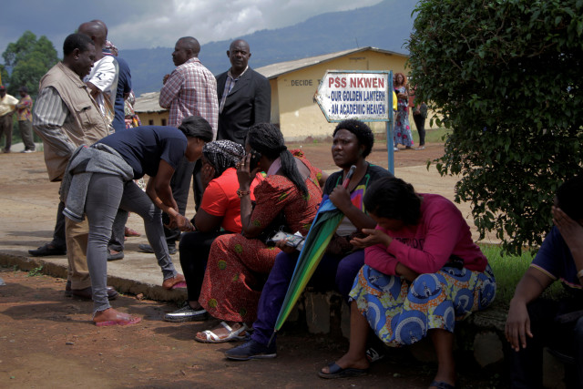 Orang tua para siswa yang diculik di Kamerun. (Foto: Reuters/Blaise Eyong)