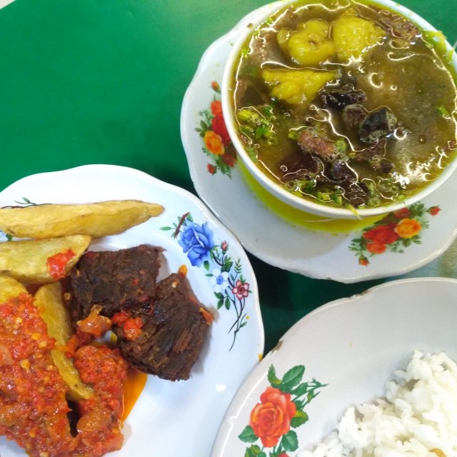 Makanan yang ada di Soto Padang Pak Malih. (Foto: Dok: Twitter.com/Outstandjing)