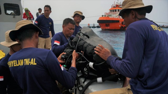 Tim penyelam membawa alat selam jenis crabe. (Foto: Jamal Ramadhan/kumparan)