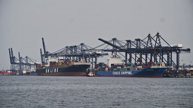 Ilustrasi kapal peti kemas di pelabuhan. Foto: Jamal Ramadhan/kumparan