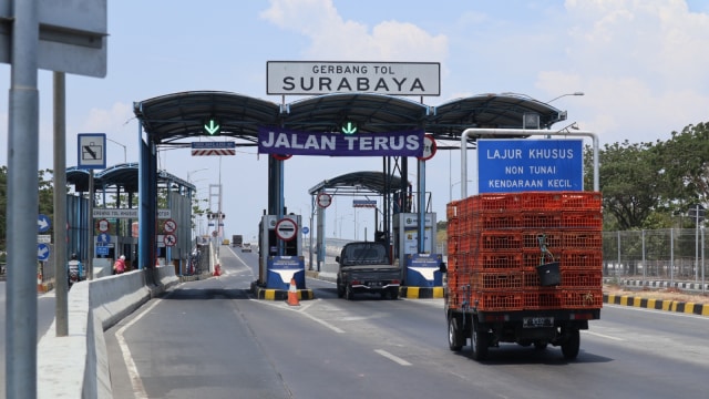 Tol Suramadu Gerbang Surabaya 5. (Foto: Phaksy Sukowati/kumparan)